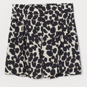 H&M High waist shorts pleats elastic waist pockets size 8 EUC